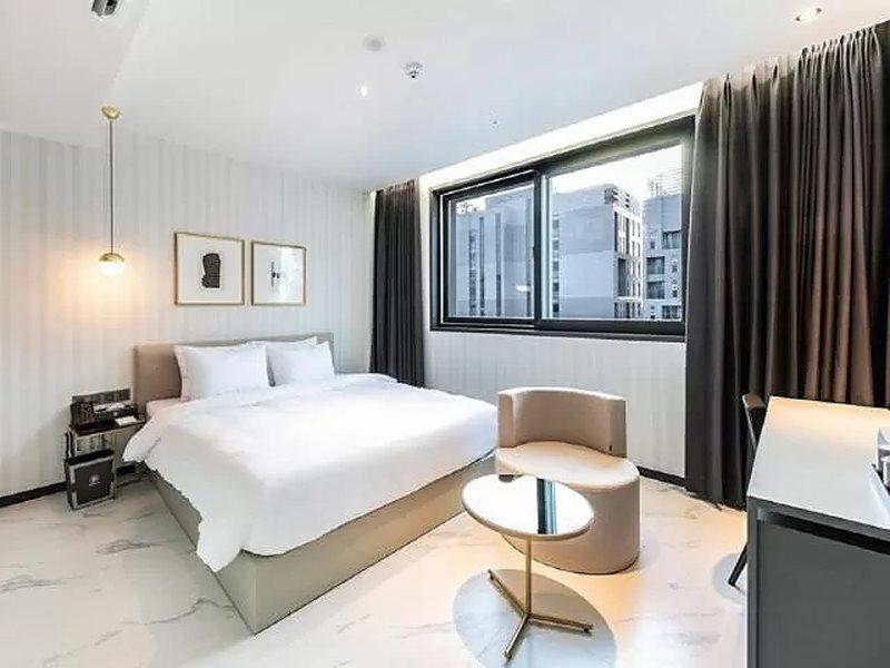 Brown Dot Hotel Jinju Bagian luar foto