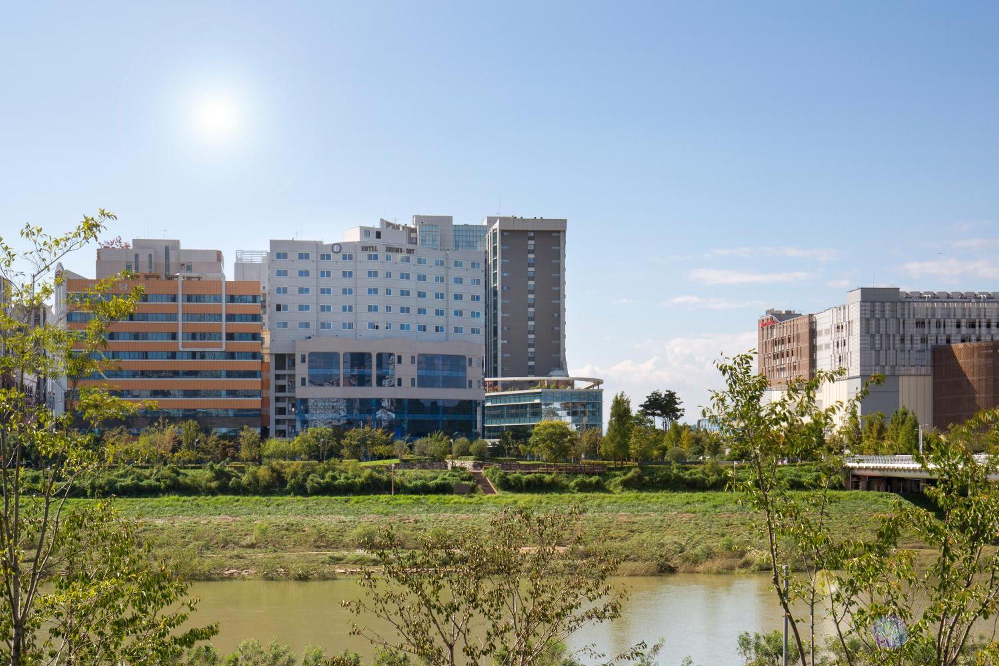 Brown Dot Hotel Jinju Bagian luar foto