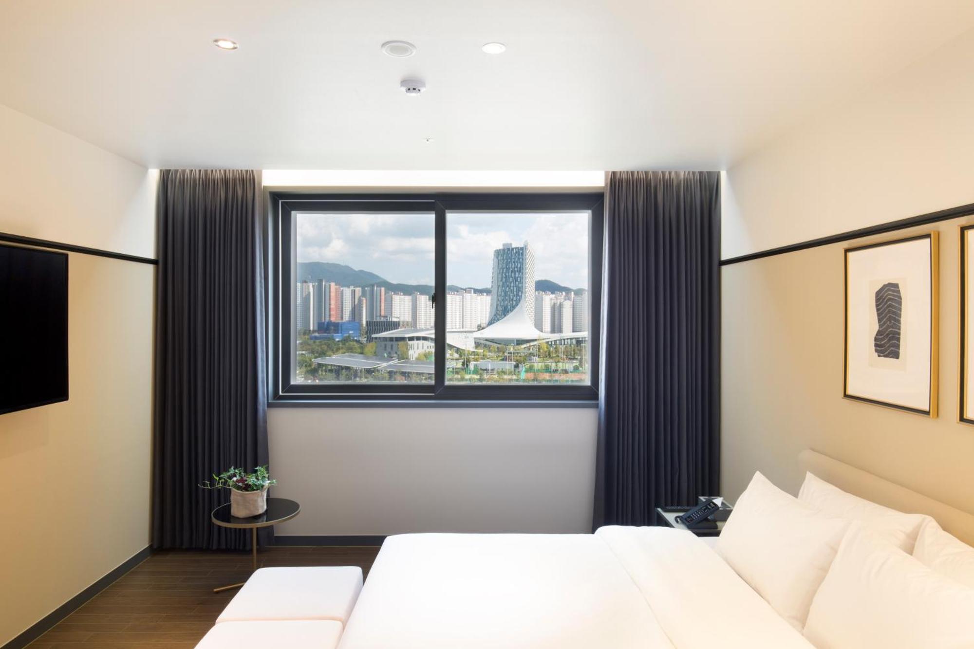 Brown Dot Hotel Jinju Bagian luar foto