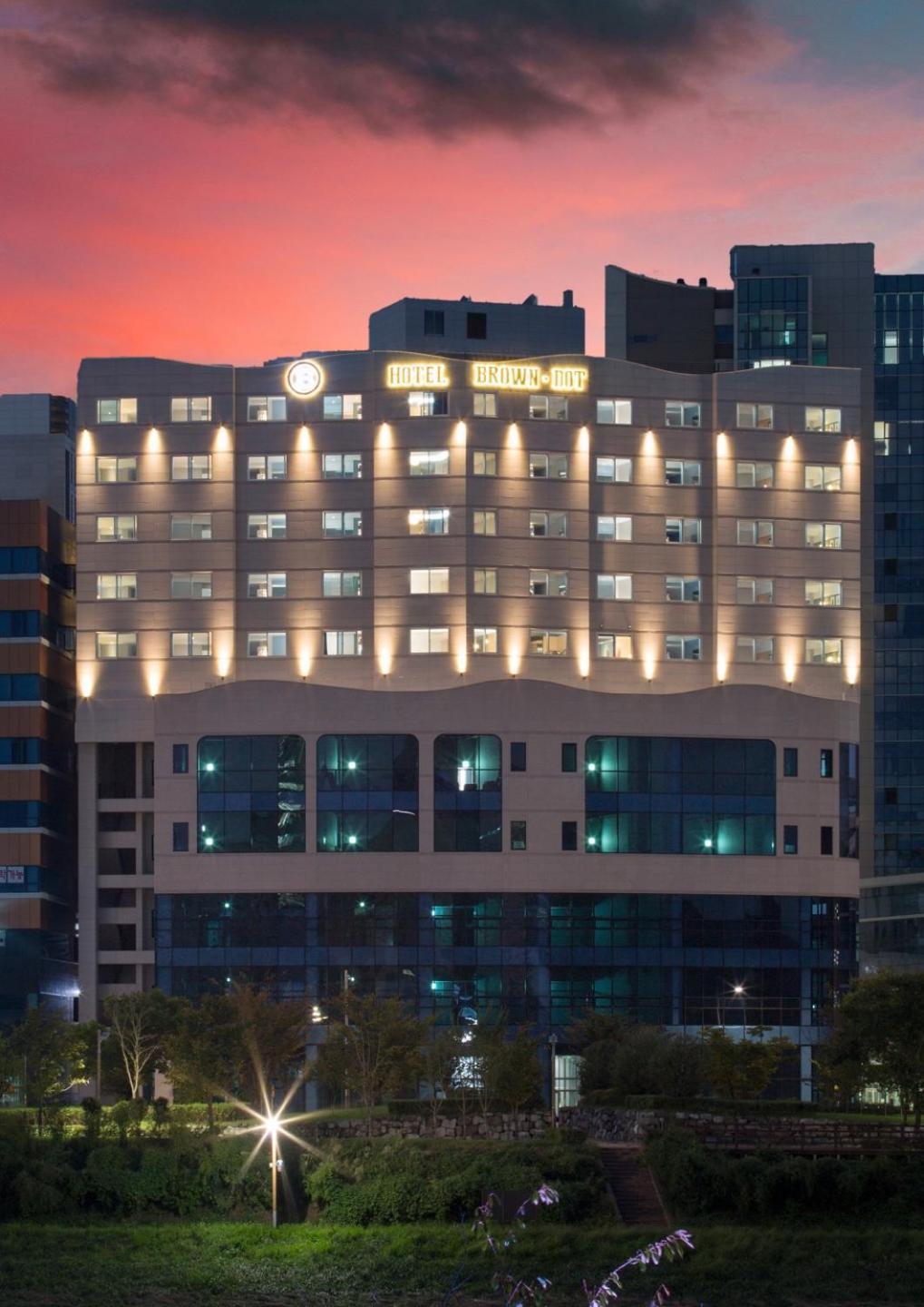 Brown Dot Hotel Jinju Bagian luar foto